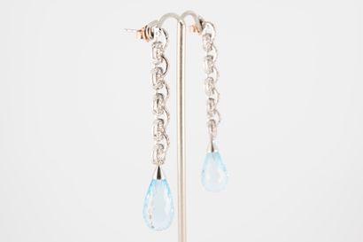 null Pair of 925/°° silver chain-link earrings set with diamonds holding a briolette-cut...