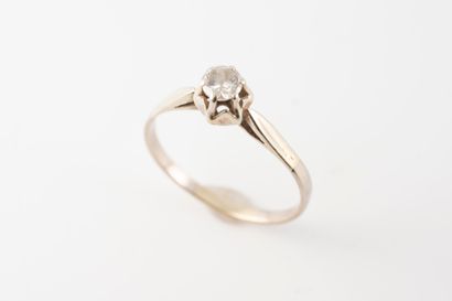 null Solitaire ring in 18k white gold surmounted by a 0.20ct. diamond. 
Circa 1910
Gross...