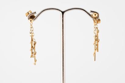 null Paire de pendants d'oreilles en or jaune 18k formés chacun de deux bâtons de...