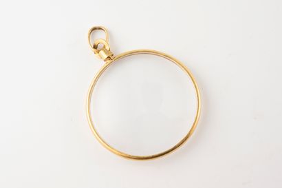 null Pendentif médaillon circulaire en or jaune 18k et verre. 
Travail du XIXè siècle....