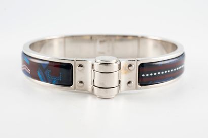 null HERMES Paris
Opening bracelet in steel enamelled with ethnic motifs. Signed....