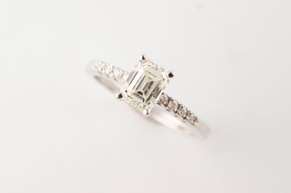 null Bague en or blanc 18k ornée d'un diamant taille émeraude de 1,01ct de couleur...