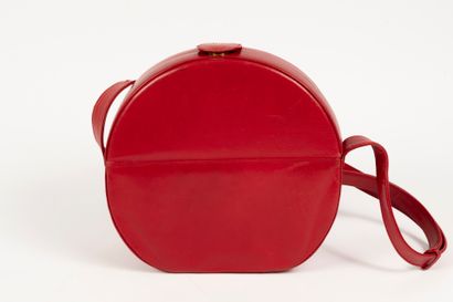 null CHARLES JOURDAN
Round red leather bag. Carried on the shoulder.
Diameter: 2...