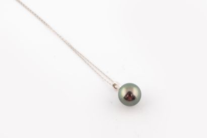 null 18k white gold pendant adorned with a Tahitian pearl, approx. 10mm in diameter....