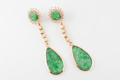 null Paire de pendants d'oreilles en or jaune 18k ornée de plaques de jade ciselées...