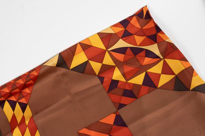 null HERMES Paris
Maxi-carré "Psyché" en soie imprimée à décor géométrique orange,...
