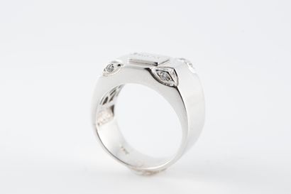 null GUCCI
Signet ring in 18k white gold, the corners set with diamonds and centered...