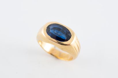 null 18k yellow gold signet ring set with a close-set sapphire. 
Gross weight: 6.10g...