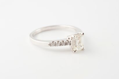 null 18k white gold ring set with a 1.01ct emerald-cut diamond of K color and si1...