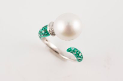 null Original ring in 18k white gold, the setting partially paved with emeralds,...