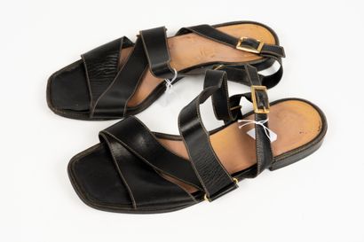 null HERMES Paris
Pair of black leather sandals. 
Size 39,5/40. Length : 26cm