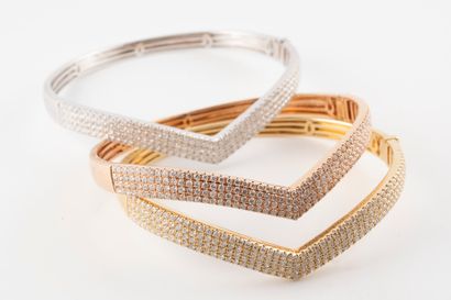 null Unique Trinity of bracelets in three 18k yellow, rose and white golds and diamonds....
