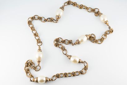 null CHANEL Paris
Sautoir en métal doré orné de 6 perles fantaisie. 
Signé sur une...
