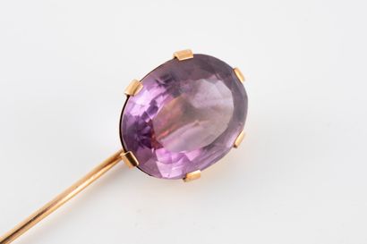 null 18k yellow gold pin set with an oval amethyst. 
Gross weight: 4.90g Height:...