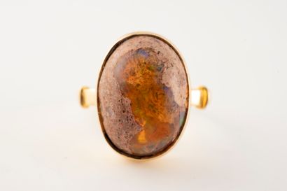 null 18k yellow gold ring adorned with a cabochon fire opal in its gangue. 
19th...