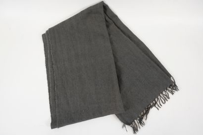 null HERMES Paris
Grey herringbone cashmere and silk scarf with fringed edges.
180...
