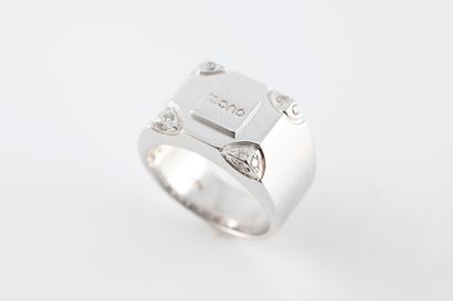 null GUCCI
Signet ring in 18k white gold, the corners set with diamonds and centered...