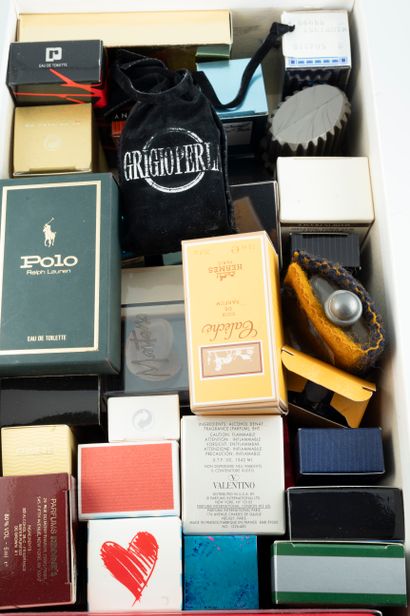 null Série exceptionnelle d’environ 40 miniatures homothétiques de parfumeurs, grandes...