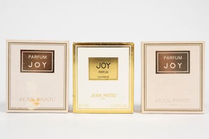 null JEAN PATOU "Joy
Set including three 7ml perfume extract bottles with titled...