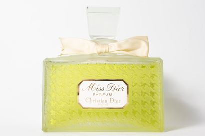 null CHRISTIAN DIOR « Miss Dior »
Flacon en verre, factice géant de décoration, titré....