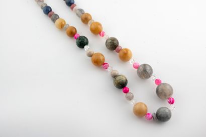 null Collier composé de perles de pierres dures telles que : agate, quartz rose,...