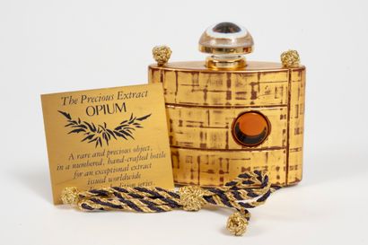 null YVES SAINT LAURENT « Opium The Precious Extract »
Luxueuse édition limitée du...