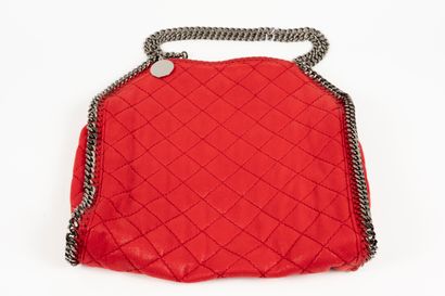 null STELLA MAC CARTNEY
Falabela" model
Quilted red vegan leather bag, rhodium-plated...