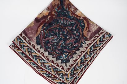 null Lot de trois foulards :
- Un carré en soie à décor de mosaïques, dans le goût...