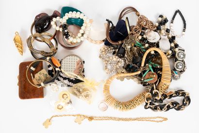 null Important lot de bijoux fantaisie (bracelets, colliers, broches, clips d'oreilles,...