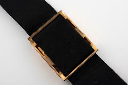 null YVES SAINT LAURENT 
Bracelet "Maquillage" en métal doré et velours. 
Longueur...