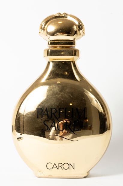 null CARON « Parfum sacré »
Flacon en verre, factice géant de décoration, titré....