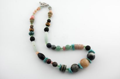 null Collier composé de perles de pierres dures dont turquoise, quartz, œil de tigre,...