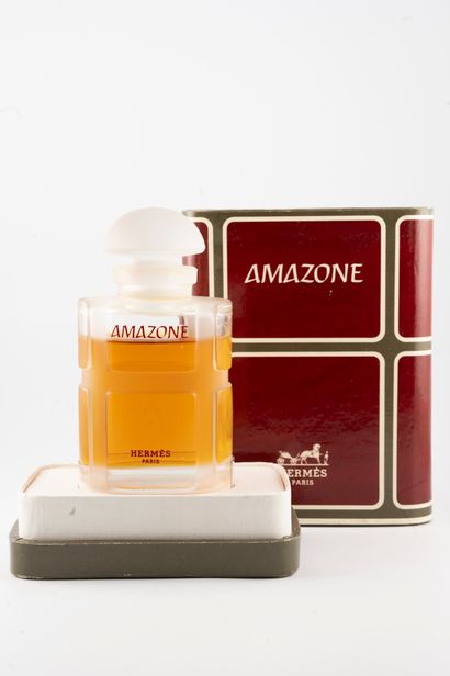 null HERMÈS « Amazone »
Flacon en verre contenant 30ml d’Extrait de parfum + coffret...