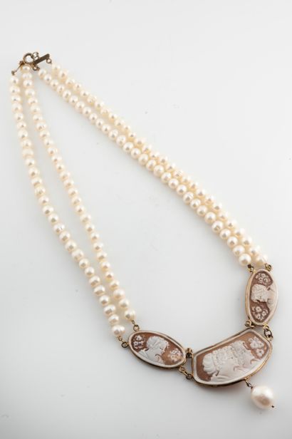 null Collier à double rangs de perles retenant trois motifs en camées représentant...