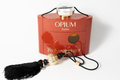 null YVES SAINT LAURENT « Opium »
Flacon factice géant de décoration, titré. 
H :...