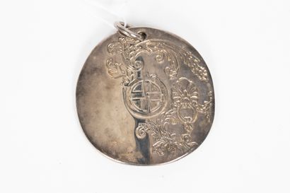 null ARTHUS-BERTRAND
Pendentif circulaire en métal argenté gravé de motifs feuillagés...