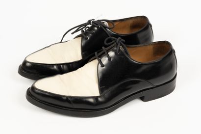 null LOUIS VUITTON 
Pair of black and white leather derbies. 
Size 39,5
(Wear)