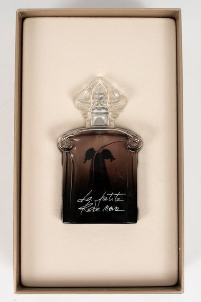 null GUERLAIN « La petite robe noire », première période. 
Flacon en verre, vaporisateur,...