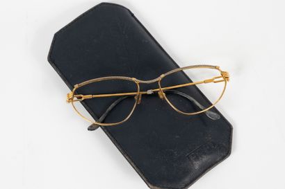 null FRED
Modèle "Alizé"
Paire de lunettes en plaqué or et fil d'acier torsadé. 
Signé,...