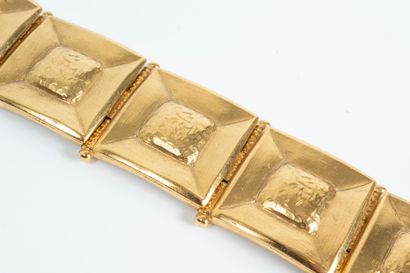 null JEAN LOUIS SCHERRER par ROBERT GOOSENS
Circa 1980
Bracelet en métal doré articulé...