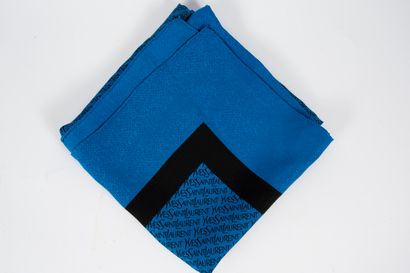 null YVES SAINT LAURENT 
Carré en soie bleu et noir.
85 x 85 cm
(Bel état)