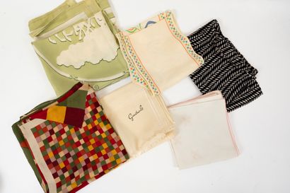 null Lot comprenant six foulards : 
- NINA RICCI Carré de soie à carreaux multicolores...