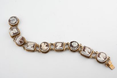 null Bracelet en vermeil orné de 9 camées coquille représentant des femmes de profil,...
