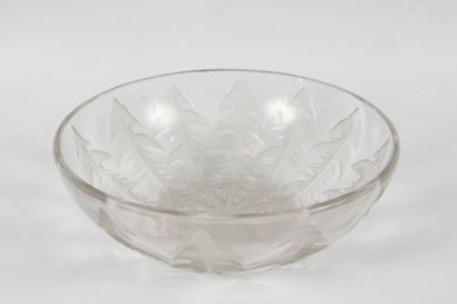  René LALIQUE (1860-1945)
Coupe Pissenlit n°1
Épreuve en cristal blanc moulé pressé.
Cachet... Gazette Drouot