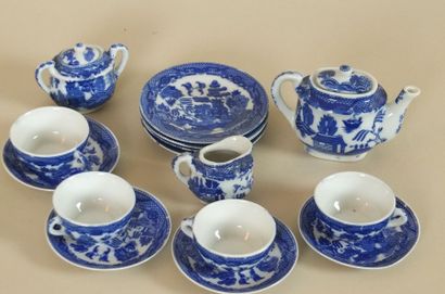 null Une dinette en porcelaine bleue du Japon15 pièces