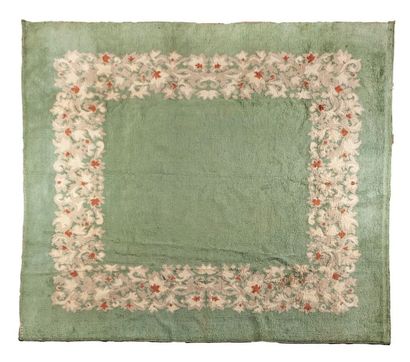 null LELEU- Rare et grand Tapis carré en laine à décors stylisés fond vert amande...
