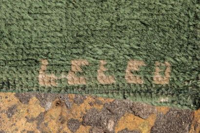null LELEU- Rare et grand Tapis carré en laine à décors stylisés fond vert amande...