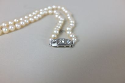 null Collier de perles de culture en chute fermoir or gris serti de 3 petits diamants...