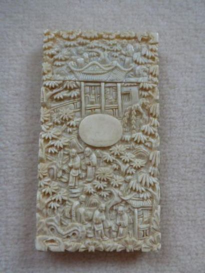 null Petit porte carte en ivoire finement sculpté d'un décor de pagodons au milieu...