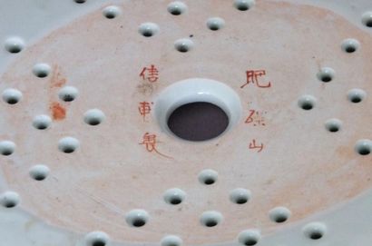 null Égouttoir ovale en porcelaine imari à décor dans le médaillon central d'une...
